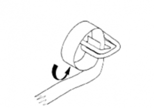 2. Lắp đầu dây đai vào bọ đai Kéo dầu dây đai quanh đầu bọ đai bên tay trái và dẫn nó qua khoảng cách giữa đầu bọ đai và dây đai ở vị trí thấp hơn 