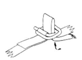 4. Chèn vòng dây đai vào bọ đai Uốn cong dây đai và đặt phần uốn cong từ đầu dưới qua lỗ khóa. 